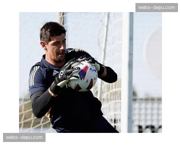 专访皇马门将库尔图瓦:“现代门将的职责远不止扑救,更是进攻的第一发起点” 专访皇马门将库尔图瓦:“现代门将的职责远不止扑救,更是进攻的第一发起点”