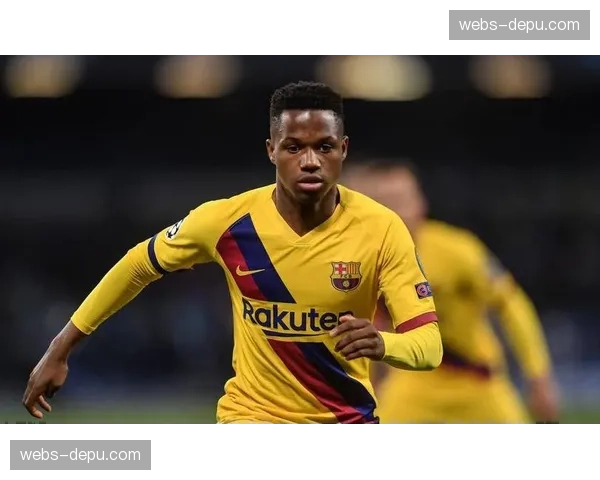 特写:重伤复出后,安苏·法蒂在替补席上认真记录每次攻防转换节点 特写:重伤复出后,安苏·法蒂在替补席上认真记录每次攻防转换节点